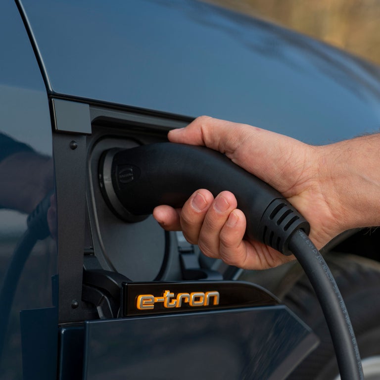Gros plan du port de recharge de l'Audi e-tron.