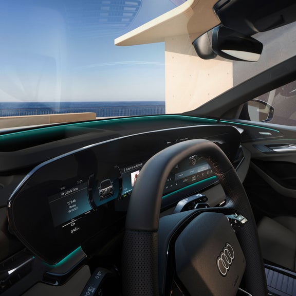 Gros plan sur le cockpit virtuel Audi plus et le volant de l’Audi SQ6 e-tron montrant la bande lumineuse interactive.