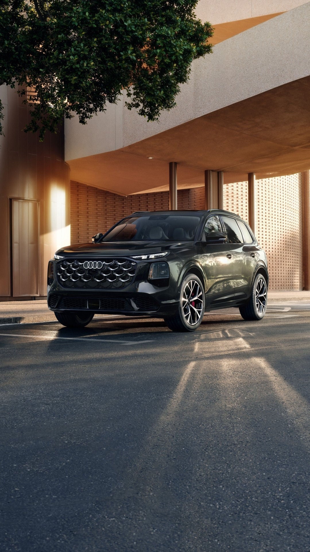 The 2027 Audi Q7 model parked in front of a modern building.