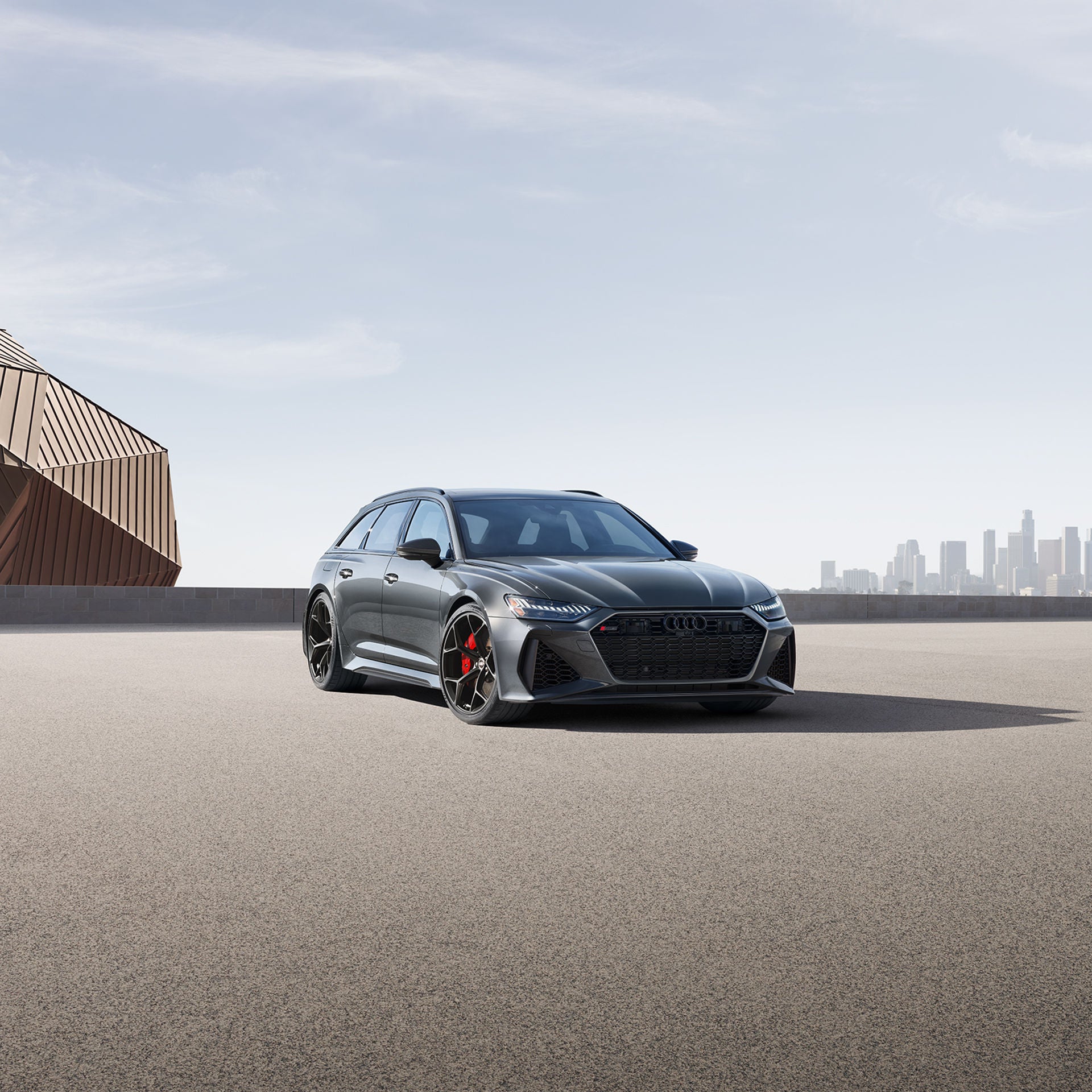 Three quarter front view of the Audi RS 6 Avant parked.