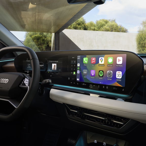 Vue intérieure du tableau de bord de l’Audi Q6 e-tron : comprend le cockpit virtuel, le pavé tactile MMI touch et l’affichage côté passager.