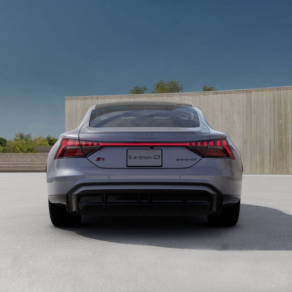 Profil avant de l'Audi e-tron GT en déplacement.