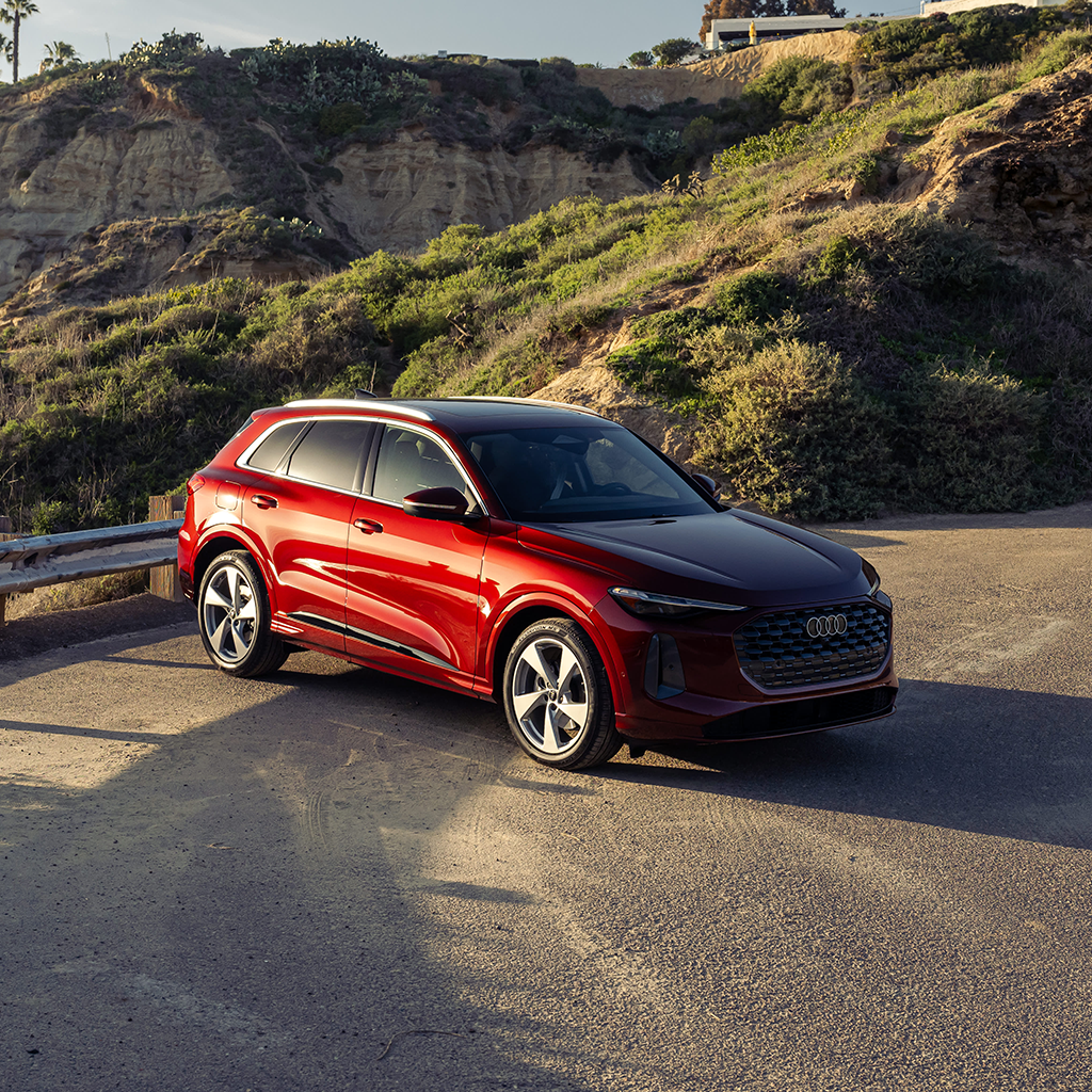 Right profile view of an Audi Q8 e-tron parked.