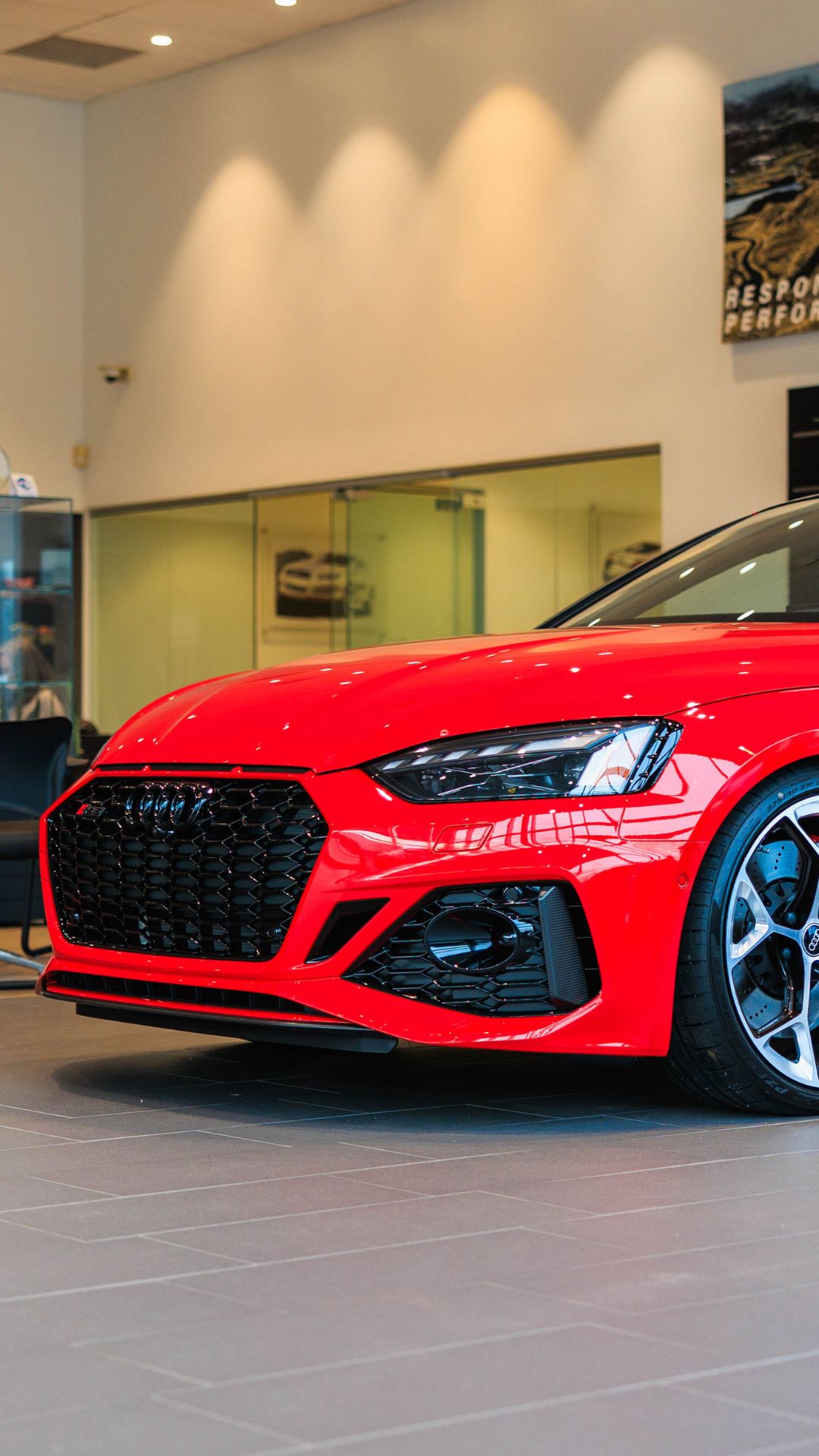 Right profile view of an Audi Q8 e-tron parked.