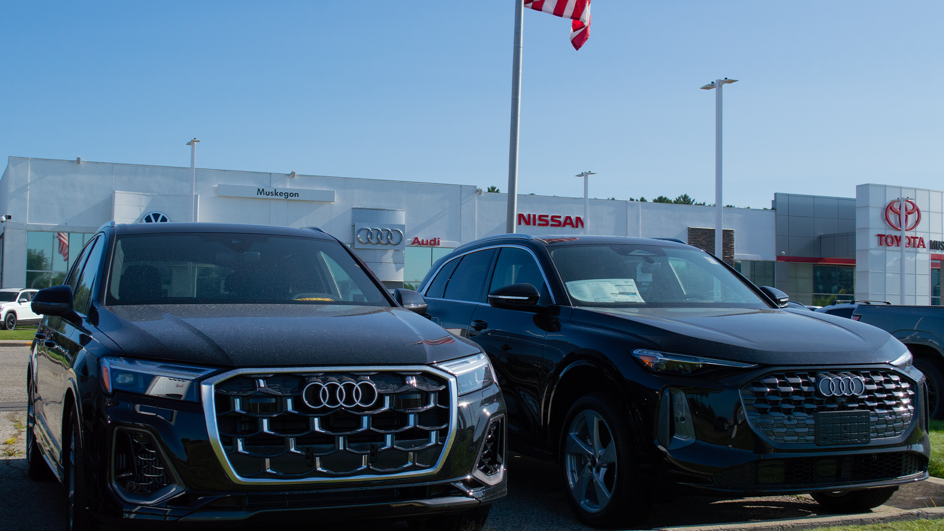 Front profile view of an Audi SQ5 parked.