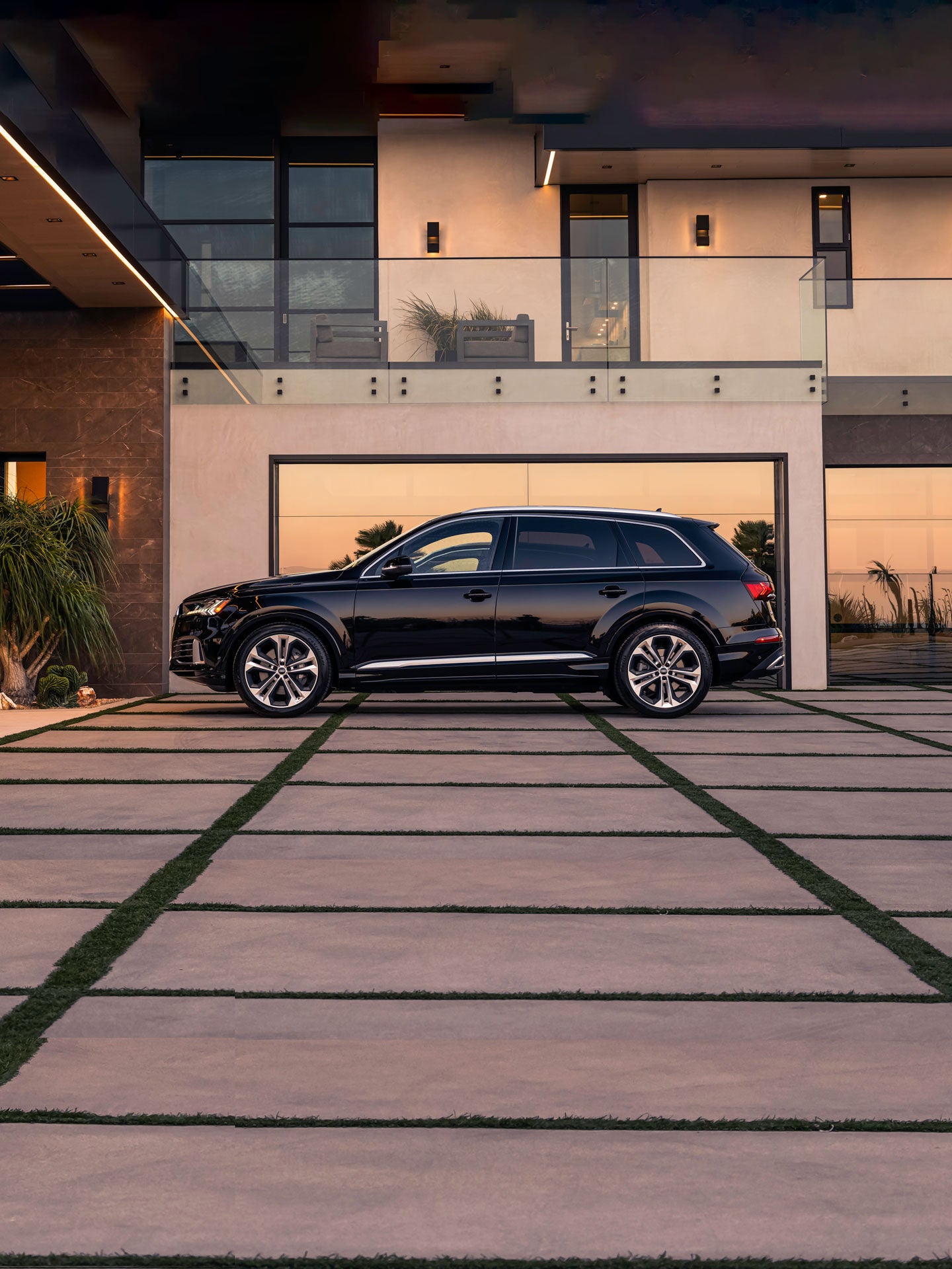 Side profile of the Audi Q7.