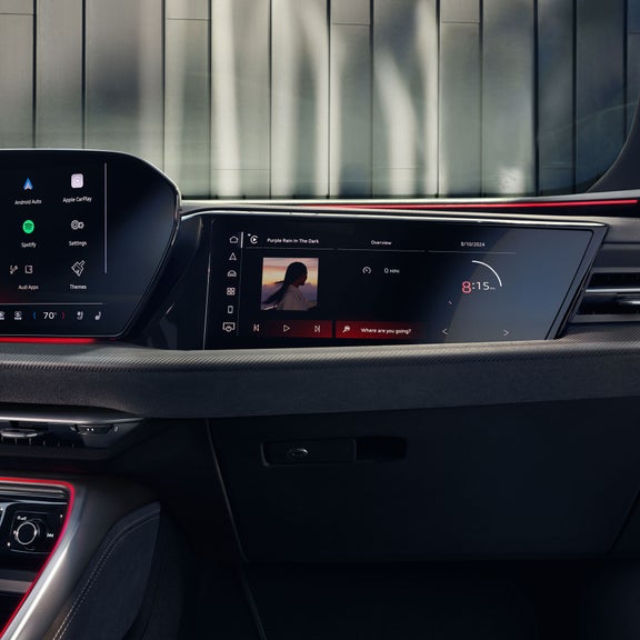 Gros plan de l'écran passager de la toute nouvelle Audi SQ5 Sportback.