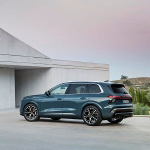 Le nouveau Audi Q7 vu 3/4 arrière.