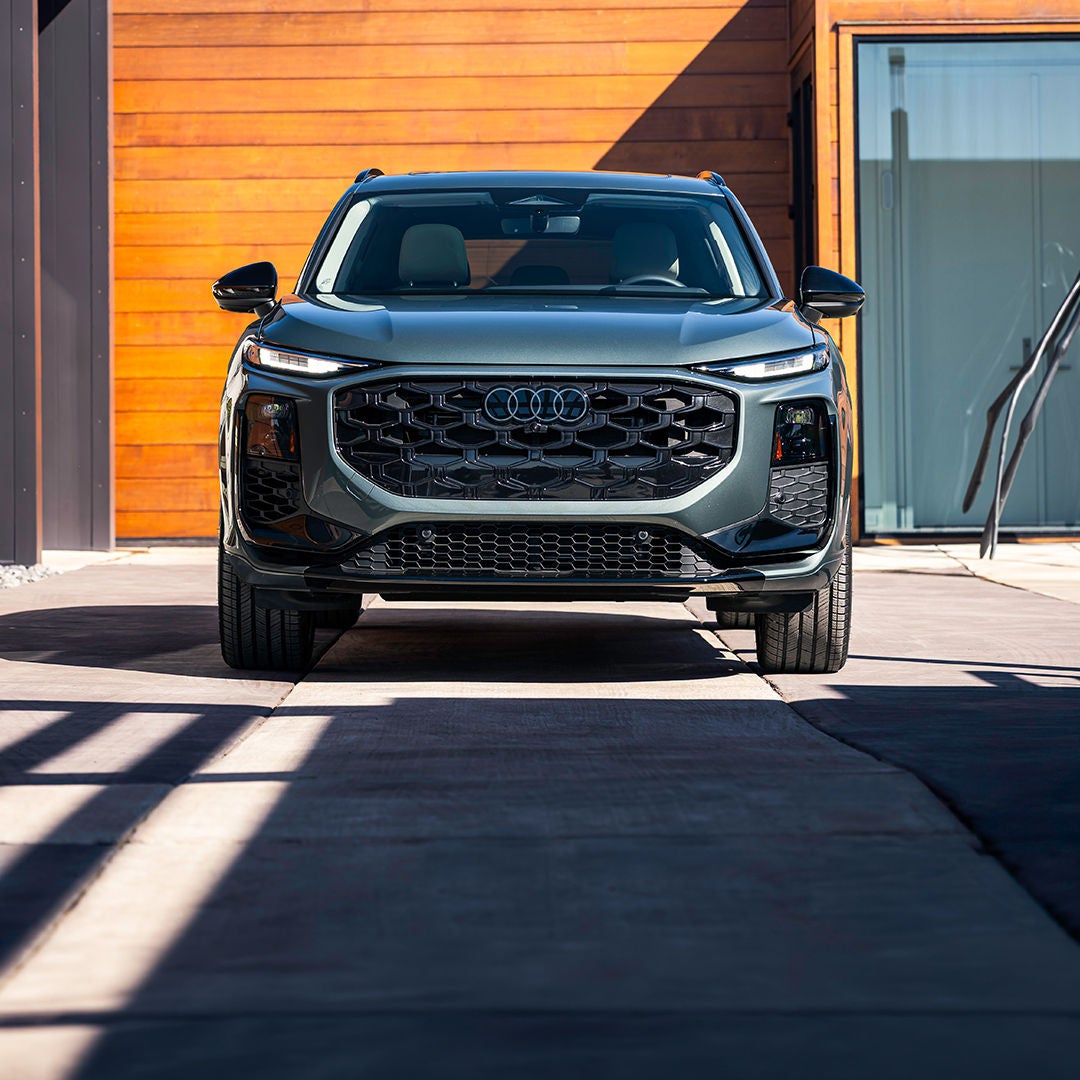 Left profile view of an Audi Q7 parked.