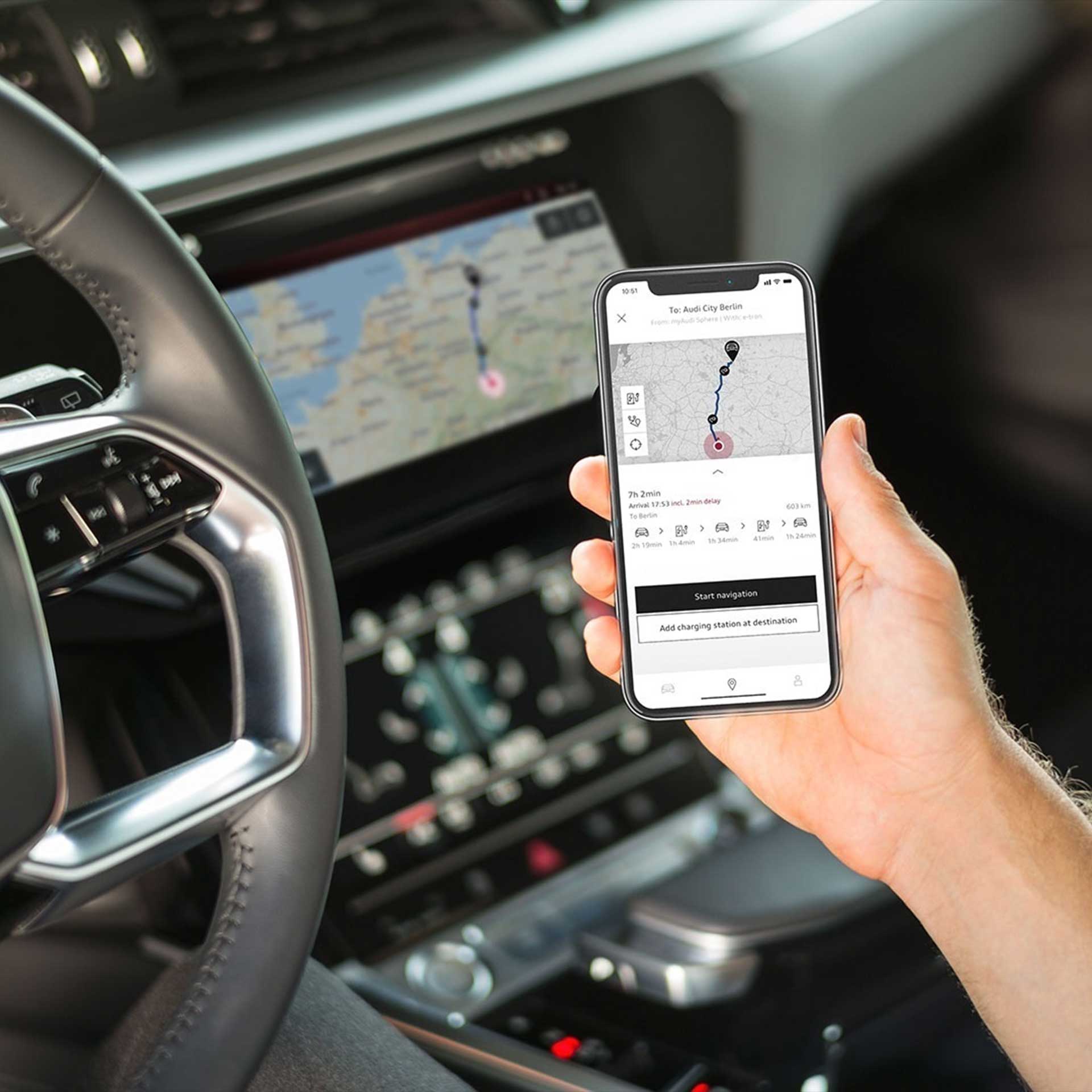 Personne assise dans le siège du conducteur qui utilise la fonction de planificateur d’itinéraires de l’Audi e-tron dans l’application myAudi.