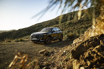 Un Audi Q5 stationné en plein air