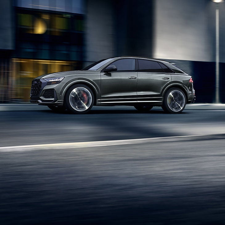 Side profile of the Audi RS Q8.