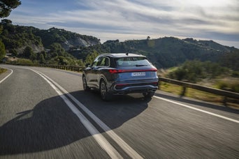 Vue de derrière d’un Audi Q5 sur l’autoroute