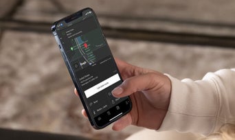 Gros plan d'une personne utilisant la fonction myAudi Destinations sur son smartphone.