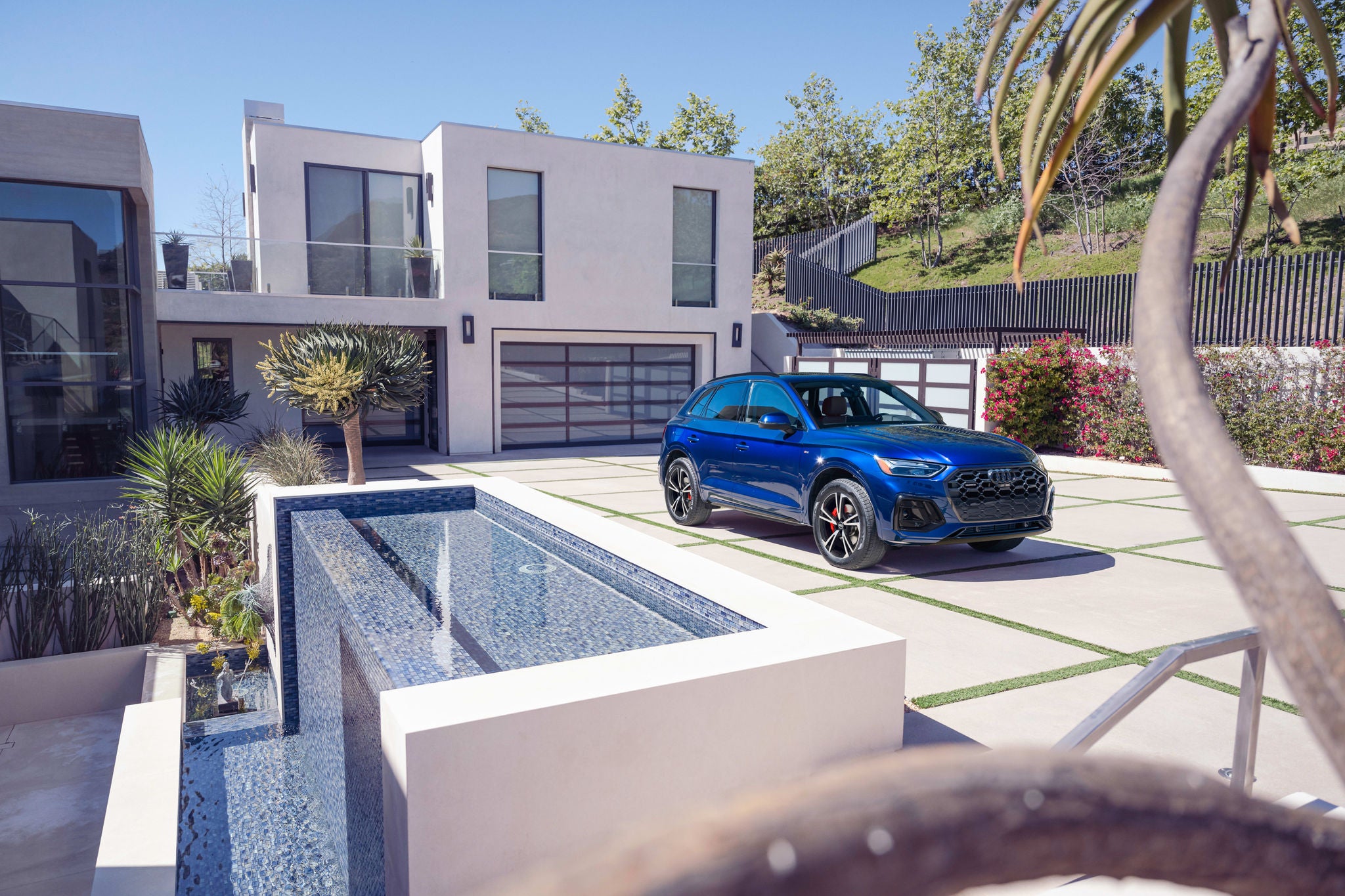 Right profile view of an Audi Q8 e-tron parked.