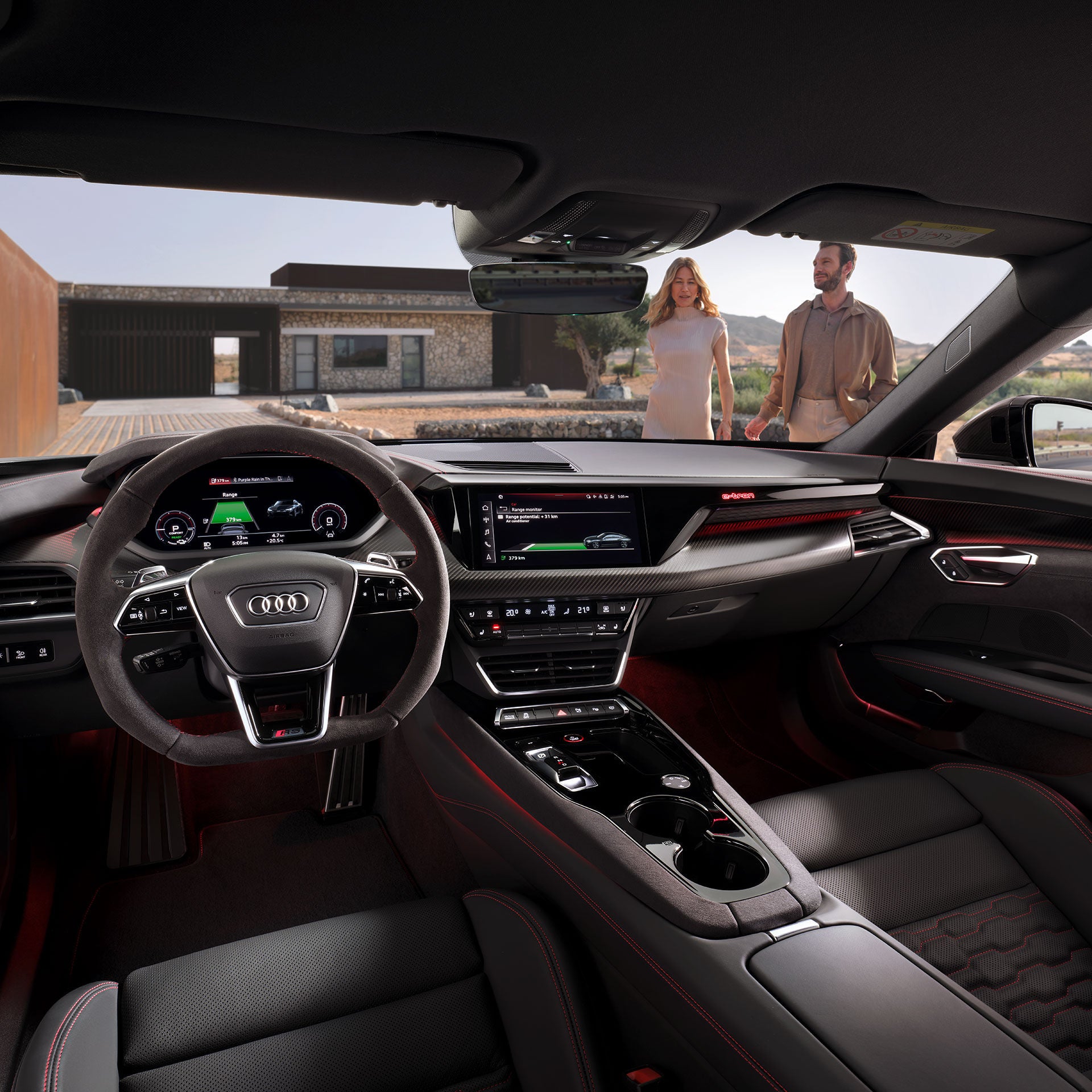 Vue intérieure de l’Audi RS e-tron GT montrant le volant et l’écran MMI.