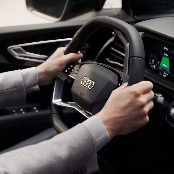 Close-up of the steering wheel in the Audi Q4 Sportback e-tron®.