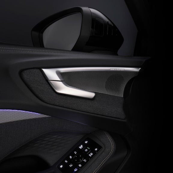 Gros plan des haut-parleurs Bang & Olufsen de l’Audi A5.