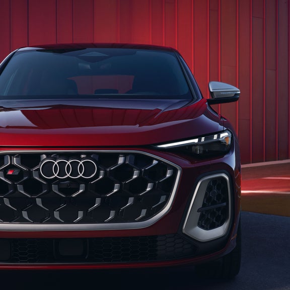 Close-up on the headlights of the all-new Audi SQ5 Sportback.