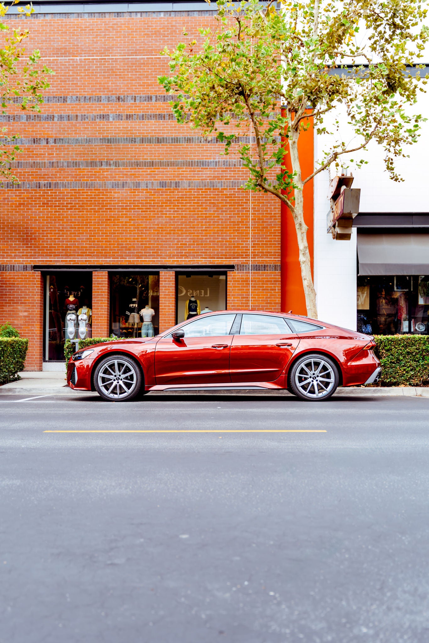 Left profile view of an Audi Q7 parked.