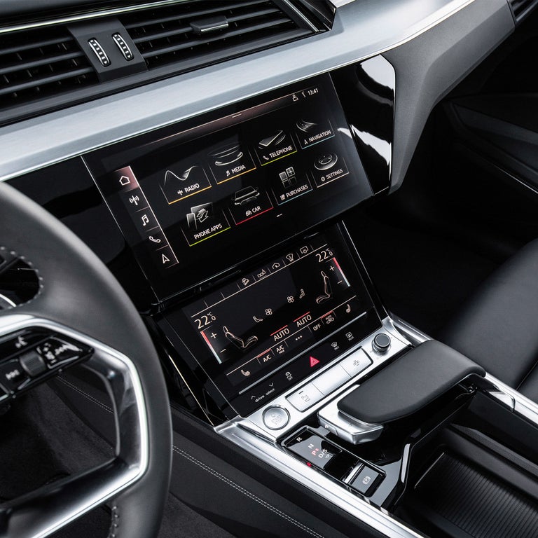 Gros plan du système d’affichage MMI touch de l’Audi e-tron.