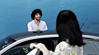 Deux personnes entrant dans un véhicule Audi.