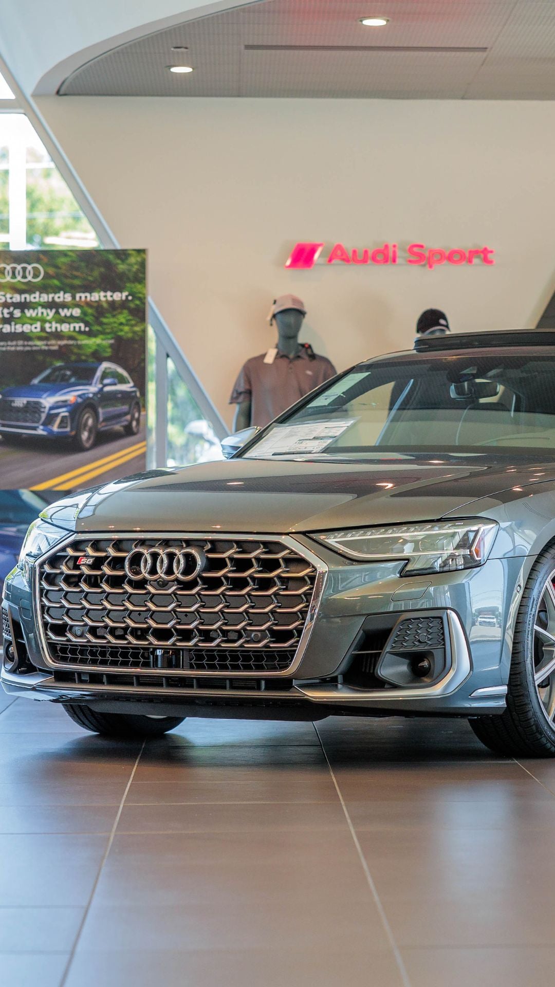 Left profile view of an Audi Q7 parked.