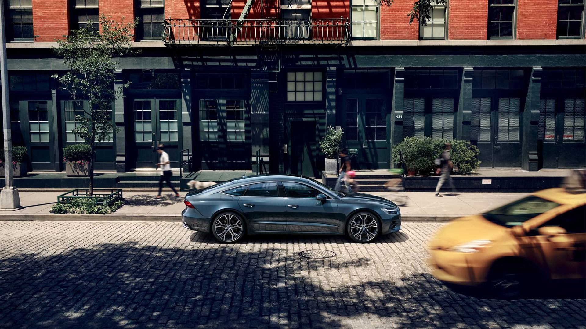 Profil latéral de l’Audi A7 Sportback garée en ville.