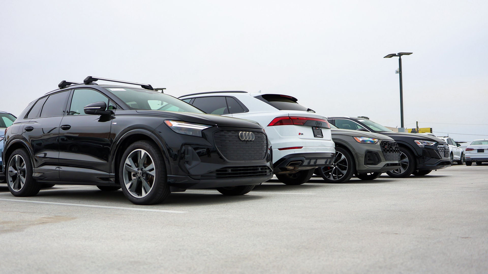Left profile view of an Audi Q7 accelerating.