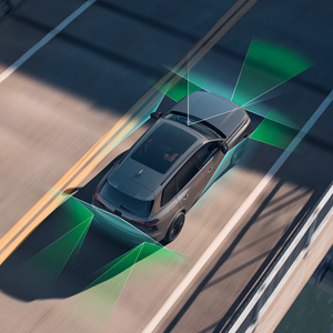 The Audi SQ7 SUV viewed at an angle from above on a mountain road. Green and blue vectors divide the surfaces behind and in front of the vehicle from the rear and front perspectives.