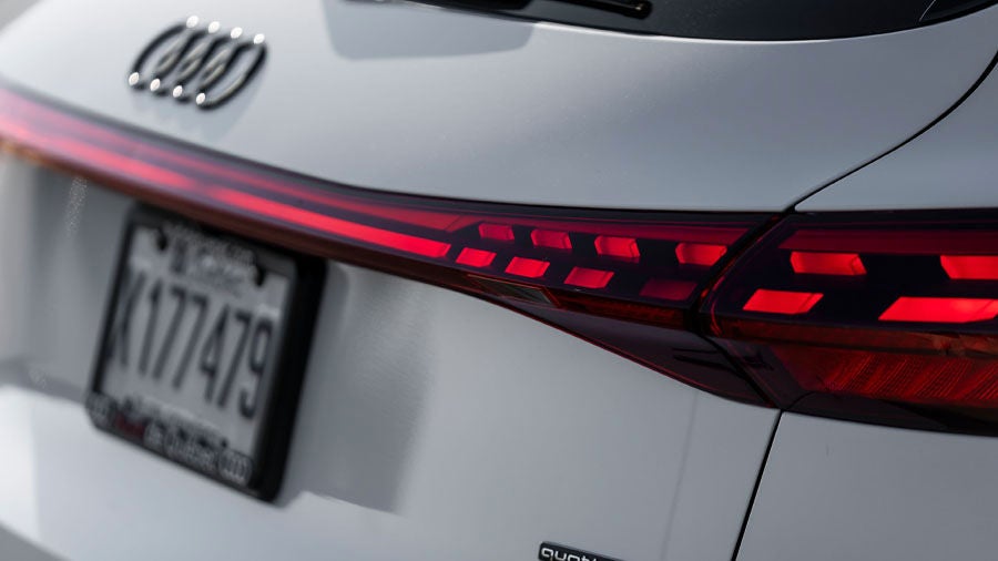 Vue rapprochée sur les lumières arrière du nouveau Audi Q5 blanc chez Audi de Québec.