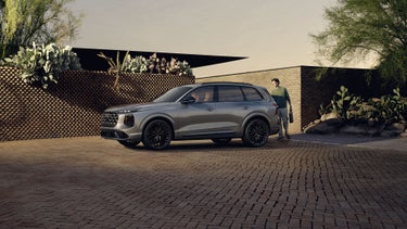 Side view of the Audi SQ7.
