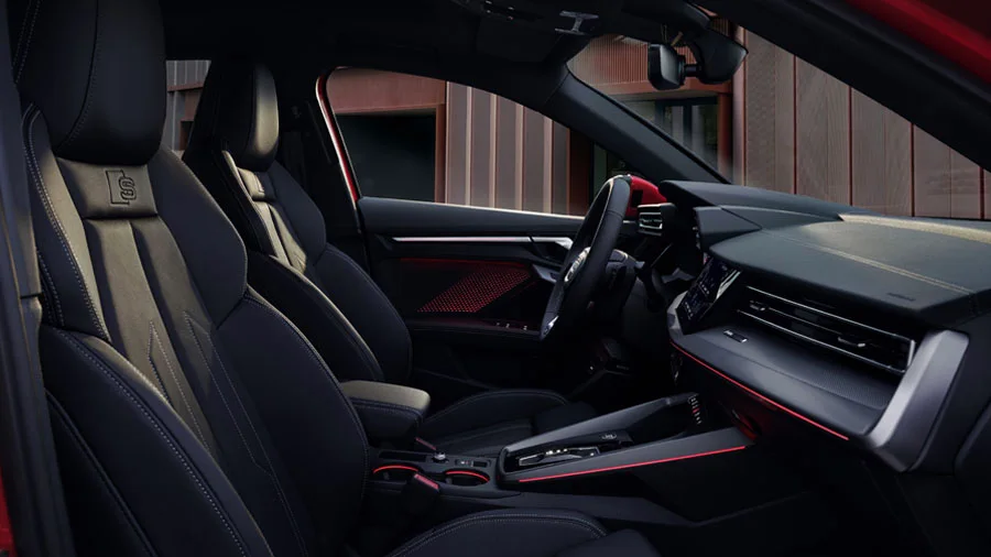 Vue intérieure de l'habitacle et du poste de conduite de l'Audi A3.