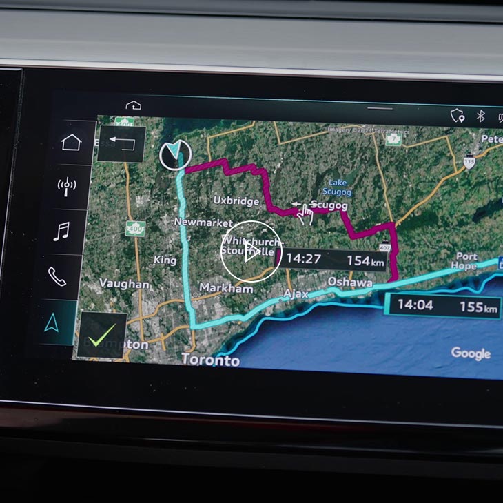 Photo en gros plan de l'écran du planificateur d'itinéraire sur l'écran Audi MMI à l'intérieur d'un véhicule Audi.