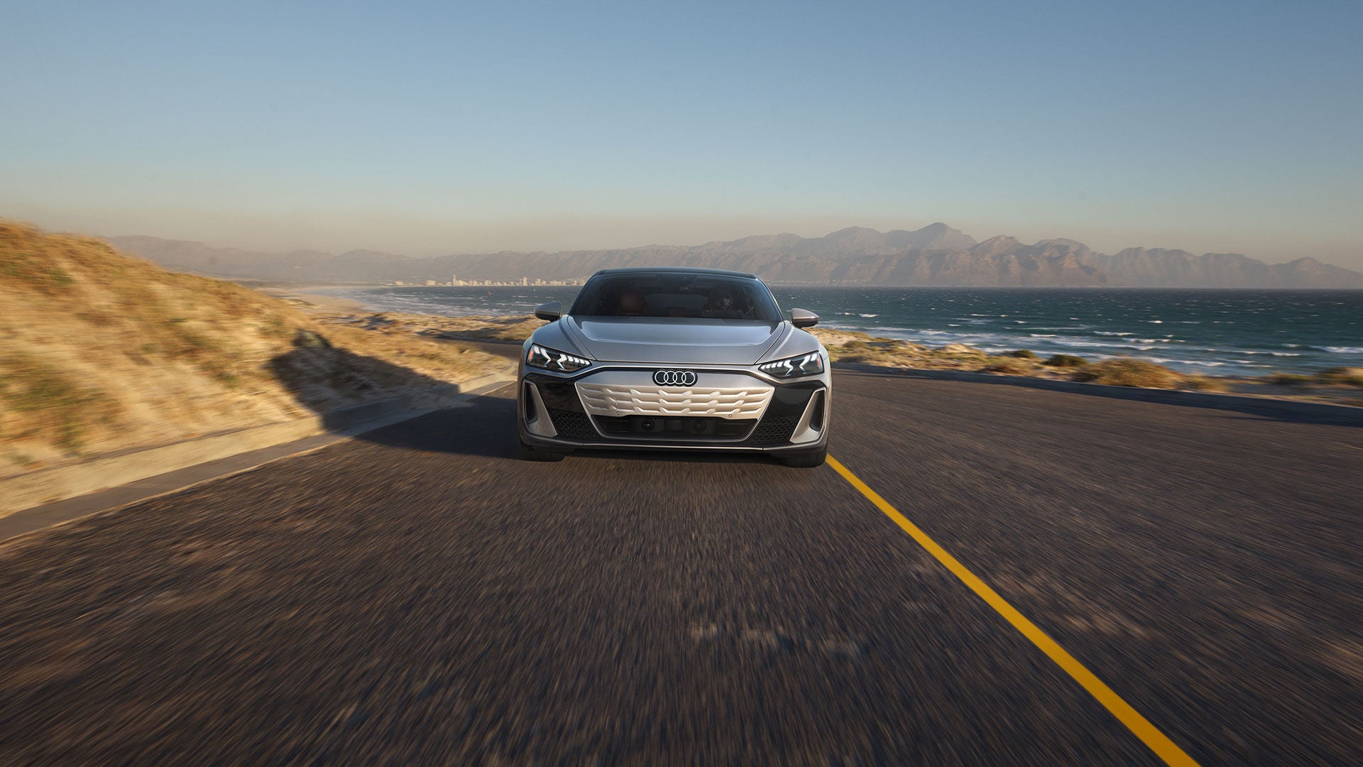 Gros plan du toit en fibre de carbone de l'Audi RS e-tron GT. 