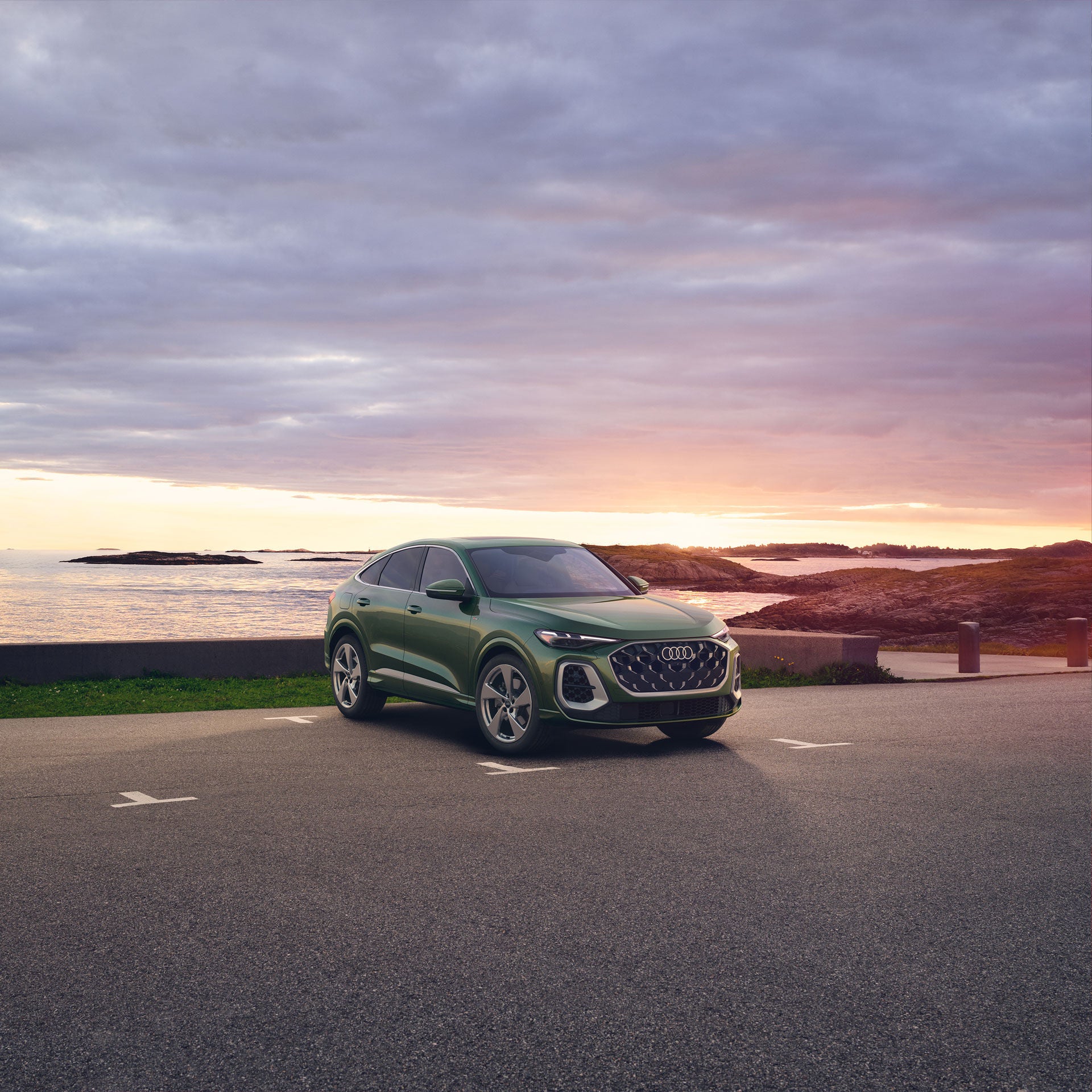 Three-quarter front view of the Audi Q5 Sportback.