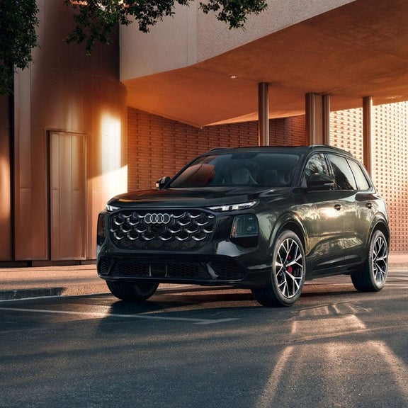 Front three-quarter view of the all-new 2027 Audi Q7