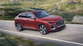 Profil latéral de l'Audi SQ5 Sportback aux trois quarts en déplacement.