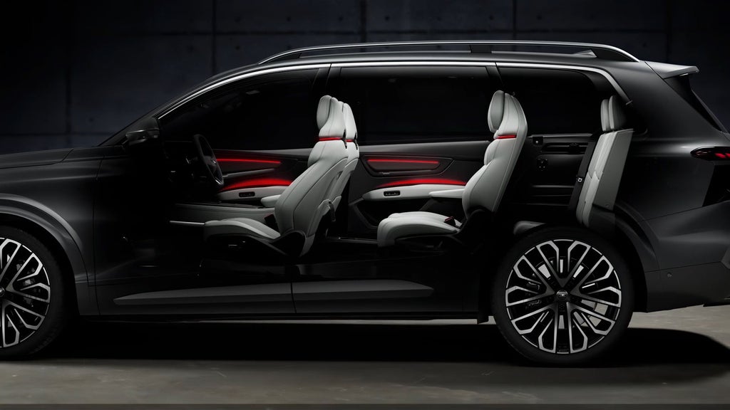 Side view of the interior of the Audi SQ9, showing the interior lighting technology.