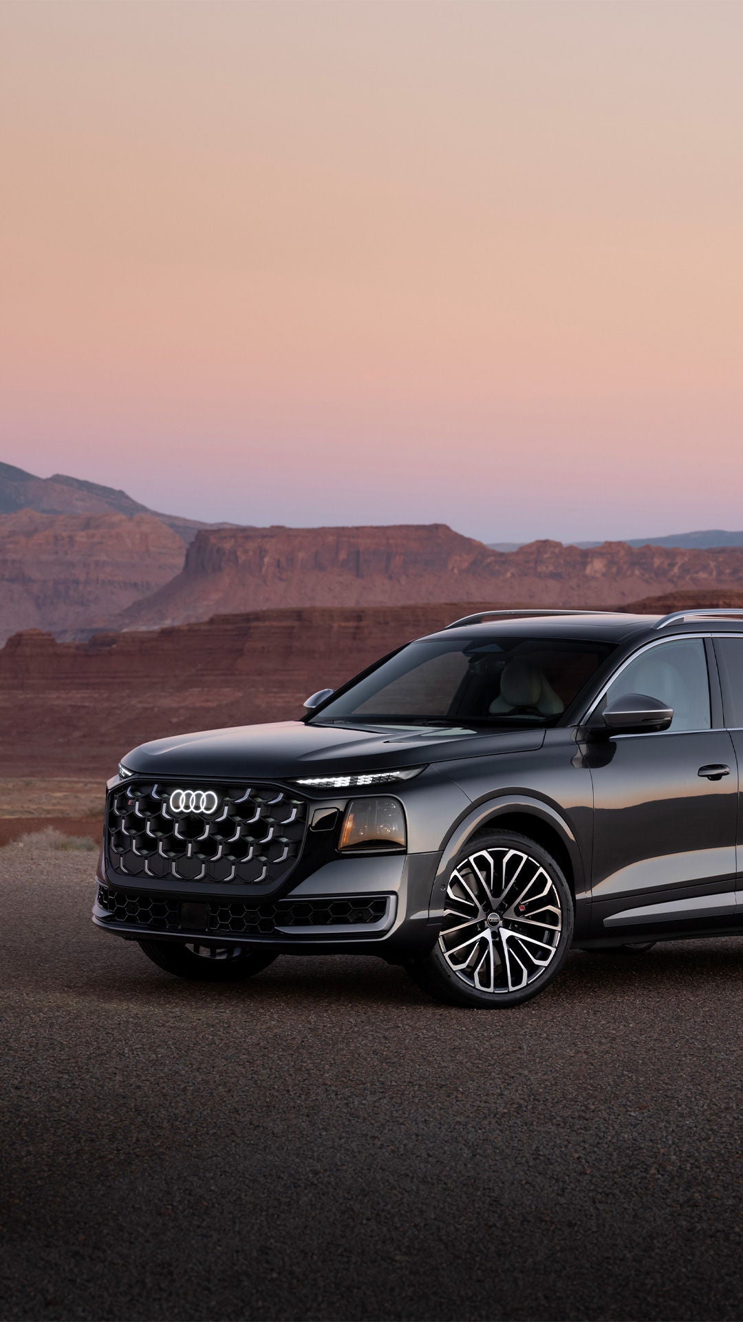 Three-quarter view of an Audi Q9 parked beside to a canyon.