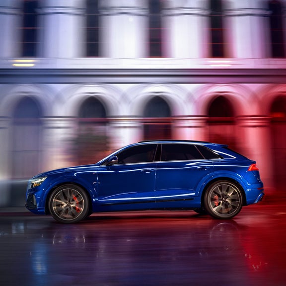 Side profile of the Audi Q8.