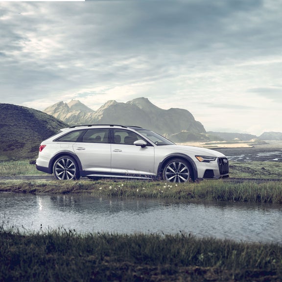 Gros plan du panneau de porte intérieur de l’Audi A6 allroadᴹᴰ avec une personne appuyée contre celui-ci.