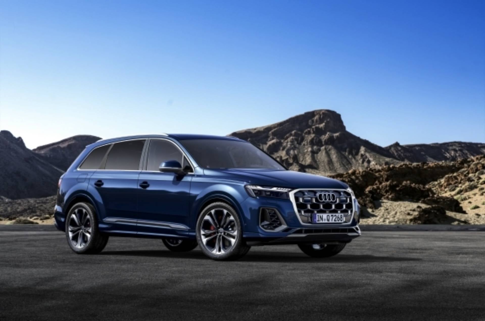 2025 blue Audi Q7 SUV