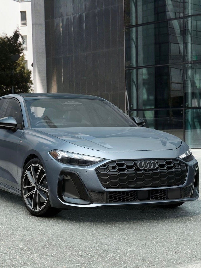 Vue d’angle d’un Audi A5 stationné.