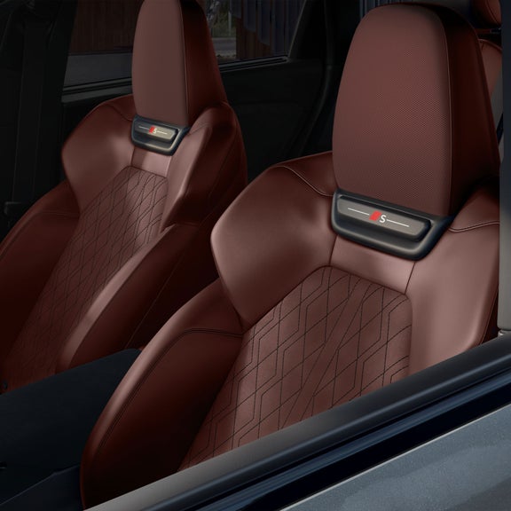 Gros plan sur les sièges sport à piqûres losangées à l’avant de l’Audi SQ6 e-tron.