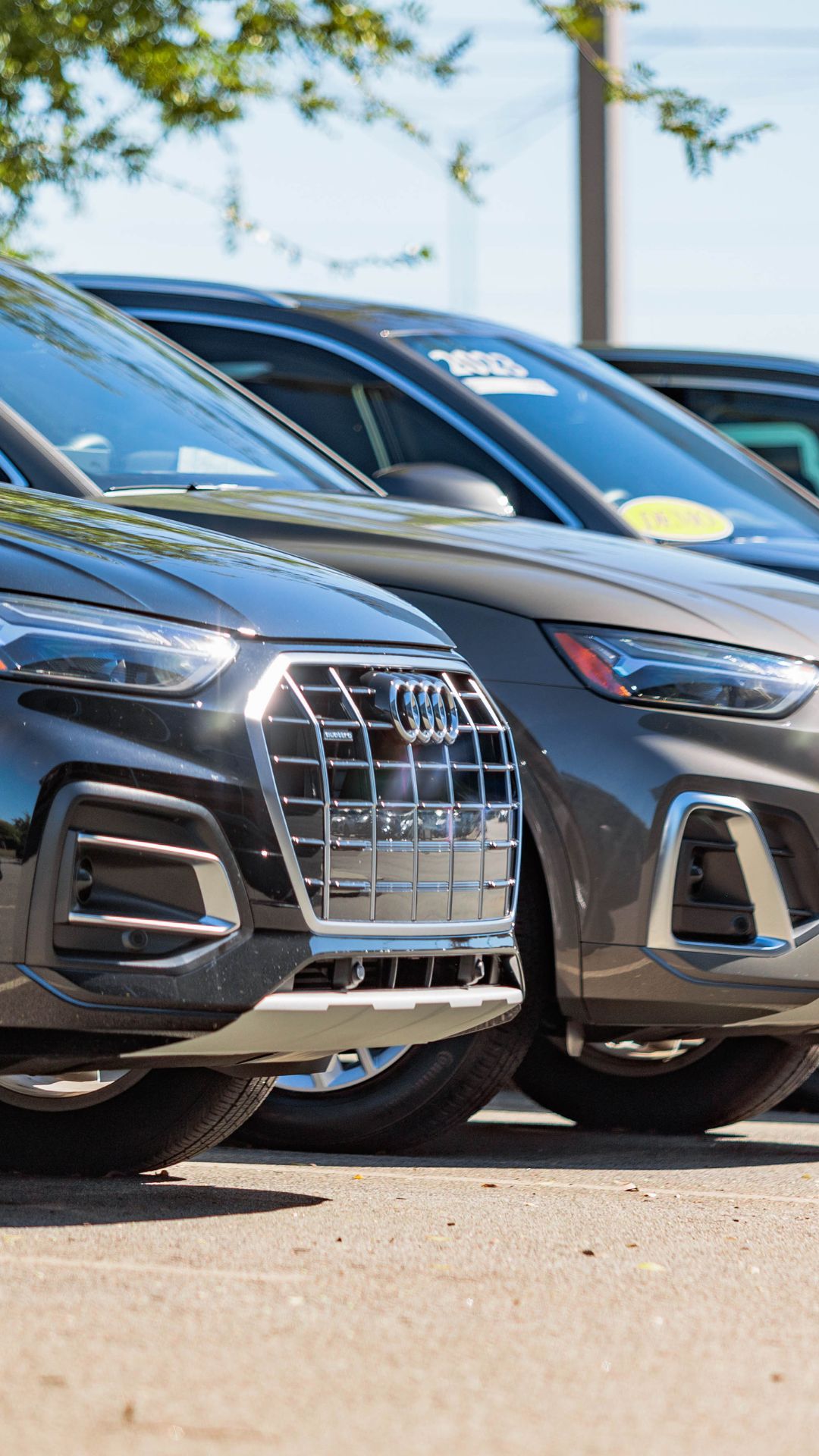 Left profile view of an Audi Q7 accelerating.