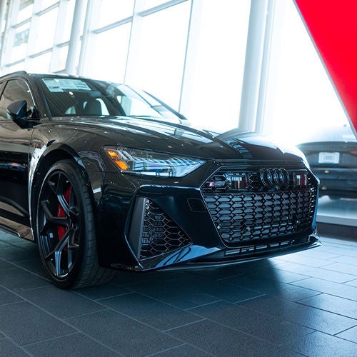 Right profile view of an Audi Q8 e-tron parked.