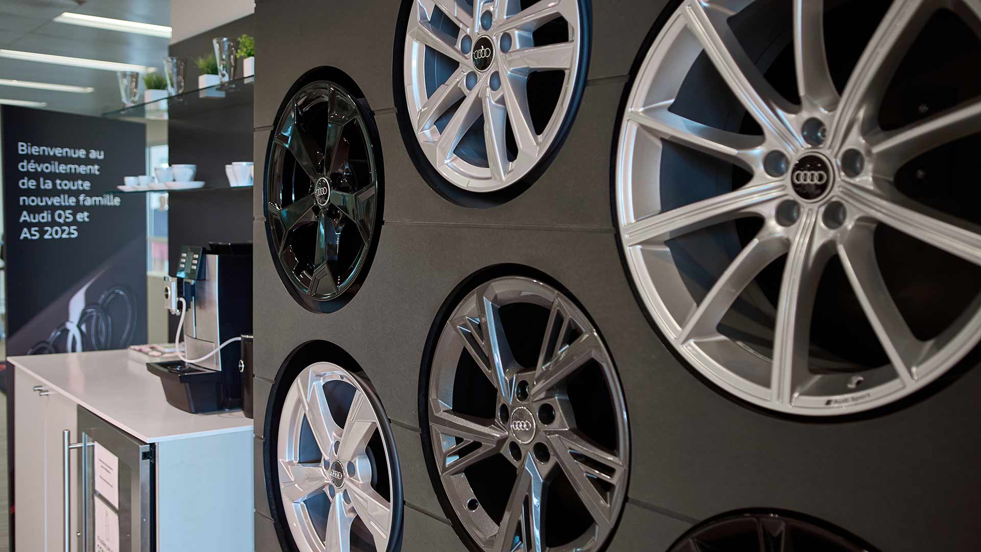 Un mur exposant diverses roues Audi.