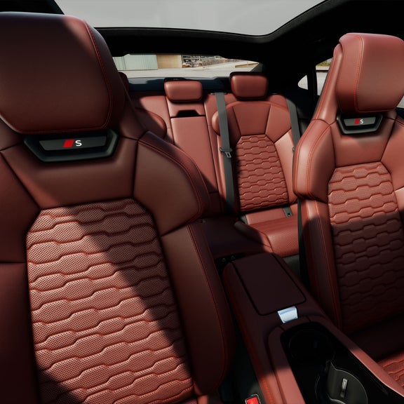 Gros plan sur les sièges avant en cuir de l’Audi S e-tron GT.