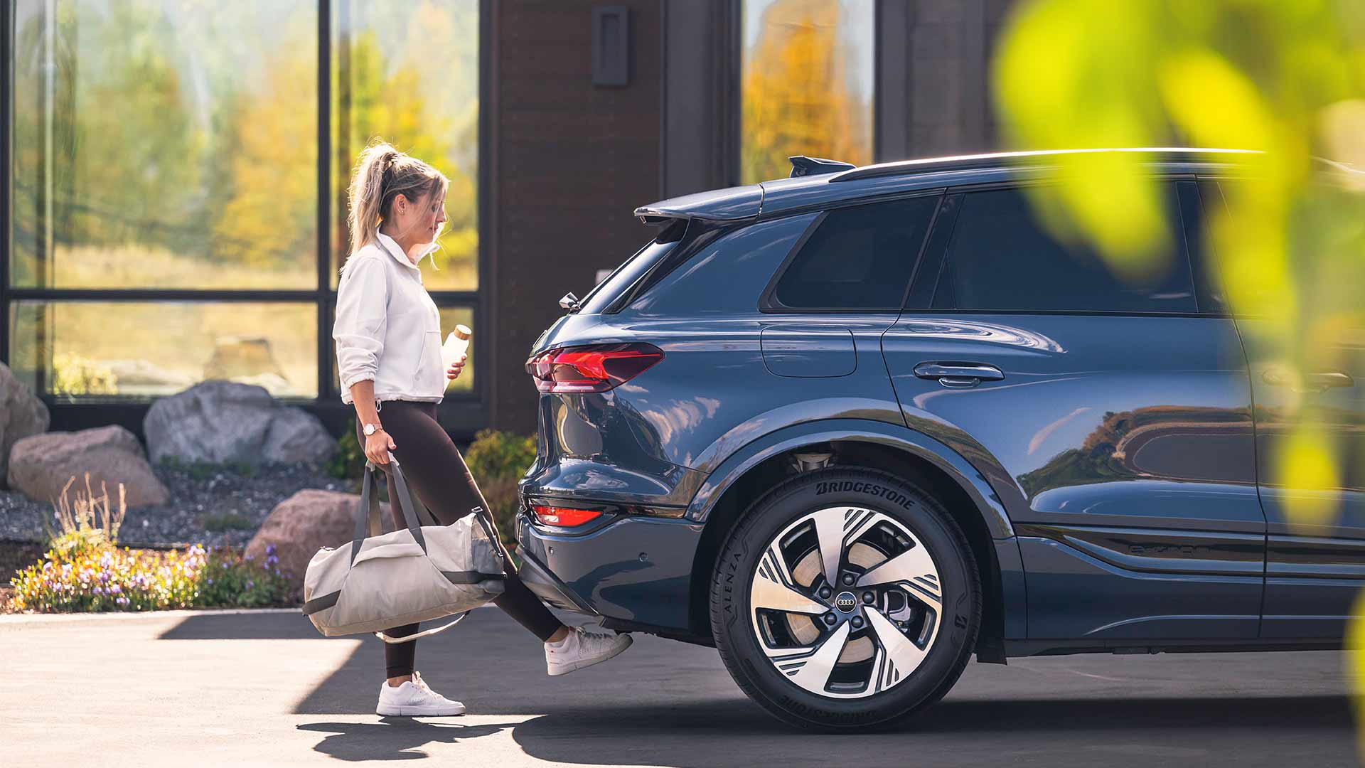 Right profile view of an Audi Q6 parked.